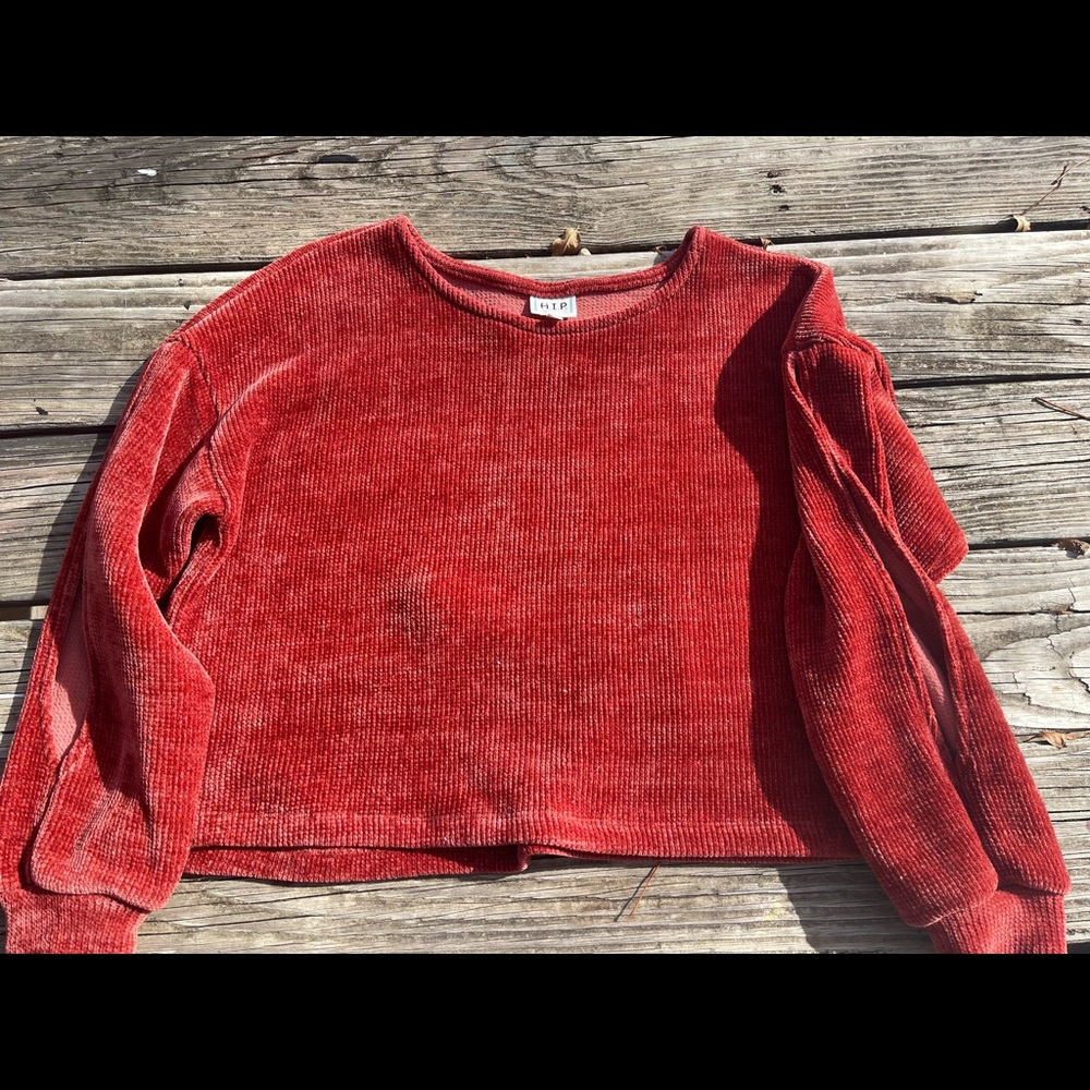 Small sweater with arm slits